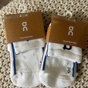 On Running White and Blue Court Sock Mid